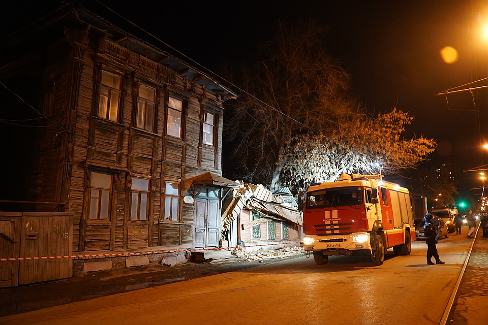 На место ЧП сразу приехали сотрудники МЧС Фото: Светлана МАКОВЕЕВА