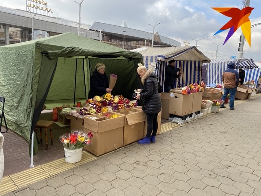 Днем на базаре немноголюдно, продавцы ждут покупателей ближе к вечеру. Фото: Эвика ОТТО