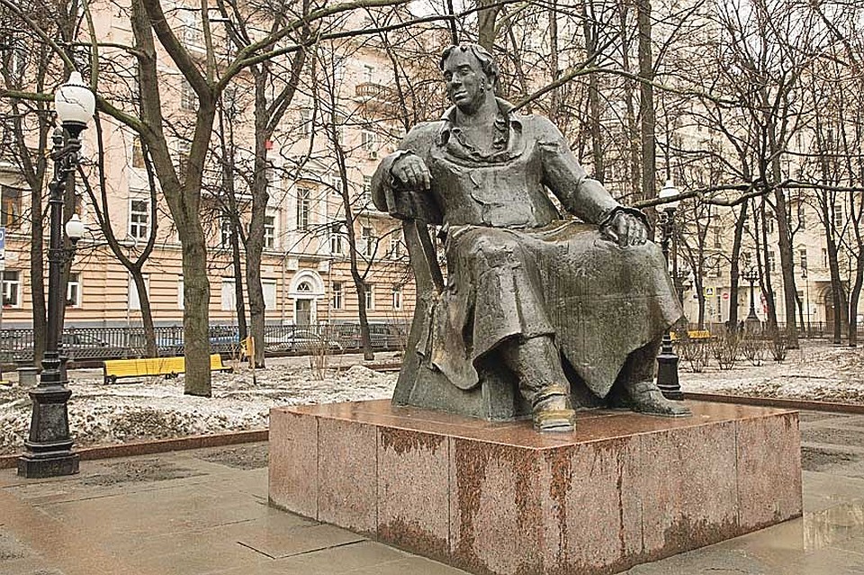 Скульптура Ивана Крылова - часть композиции. Еще в нее входят раскрытые книги с героями басен. Фото: Александр ГЛУЗ