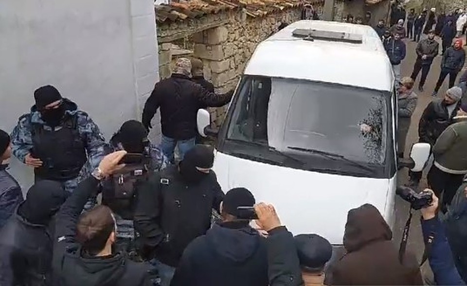 Османа Сейтумерова заводят в автомобиль ФСБ. Скриншот видео
