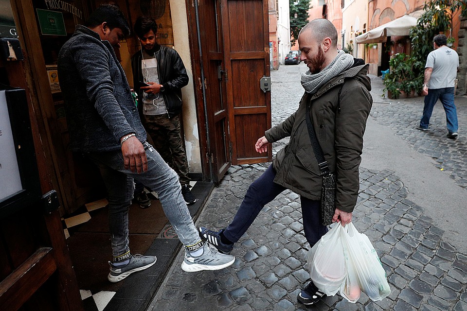 Дружеское "ногопожатие" Фото: REUTERS