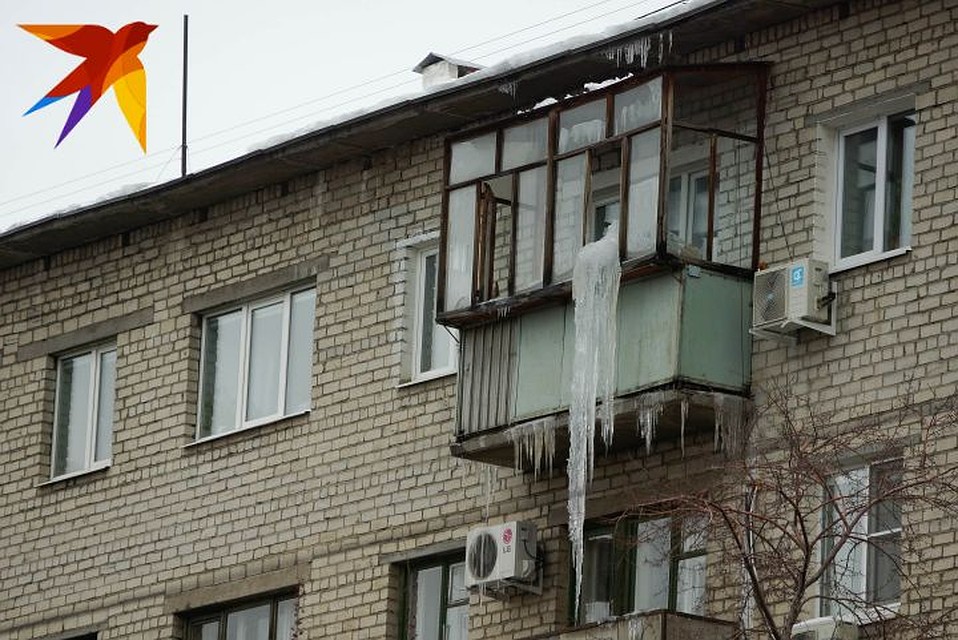 За сосульки падающие с переделанного балкона отвечать будет собственник квартиры. Фото: Алексей БУЛАТОВ