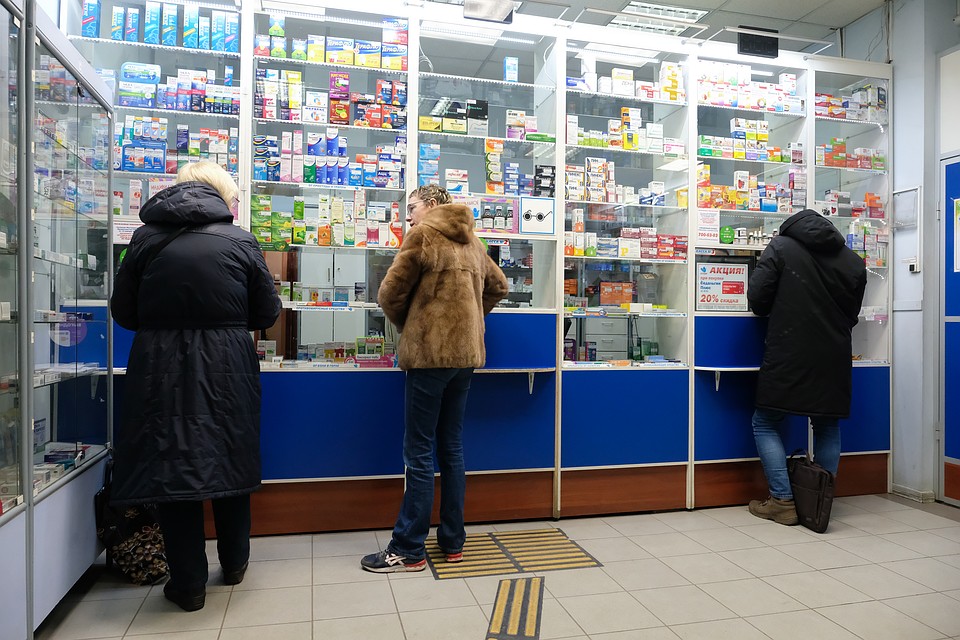 По словам производителей, люди раскупают маски быстрее, чем их успевают шить. Фото: Артем КИЛЬКИН