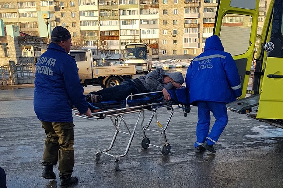 Пострадавшего увезли на «скорой». Фото: «Новости дня Каинск, Барабинск»
