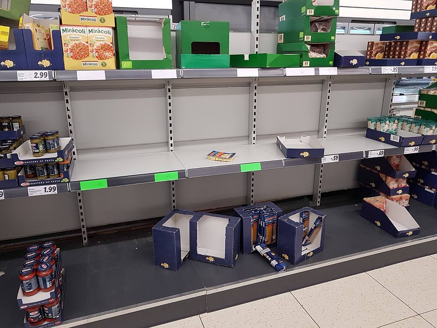 В пандемию и в немецких магазинах бывает хоть шаром покати. Фото: Марина Шутан.