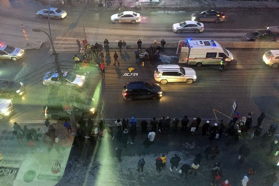 Девушка на иномарке проскочила на красный и врезалась в толпу. Фото: Новосибирская служба эвакуации «АСТ-54»