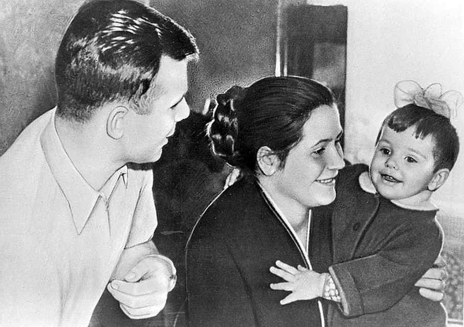 После того, как Гагарин разбился в 1968-м году во время тренировочного полета, Валентина всю свою жизнь посвятила детям Фото: фотохроника ТАСС.