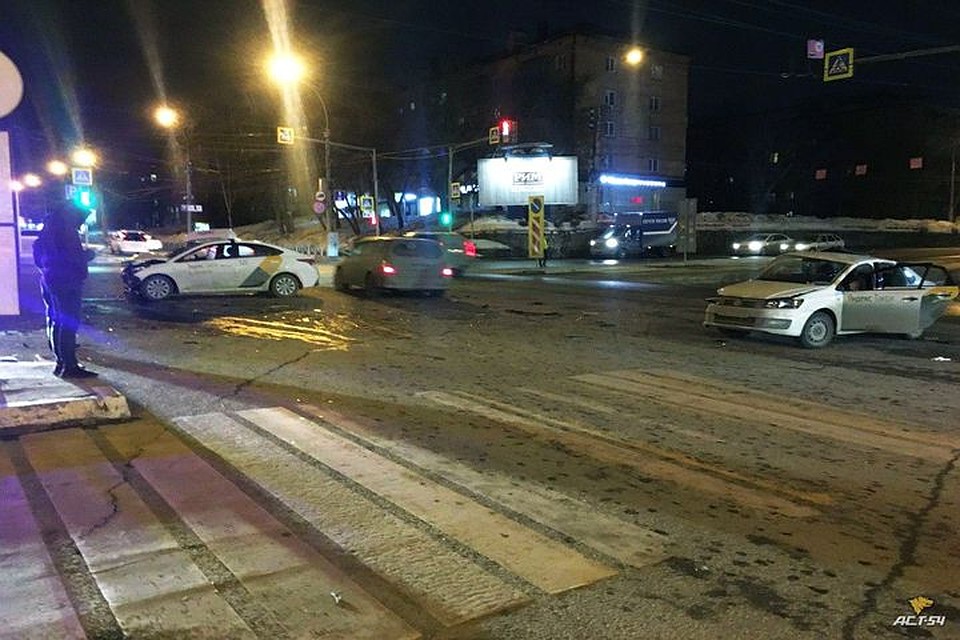 Пострадавшего пассажира достали из покореженной машины спасатели. Фото: «АСТ-54»