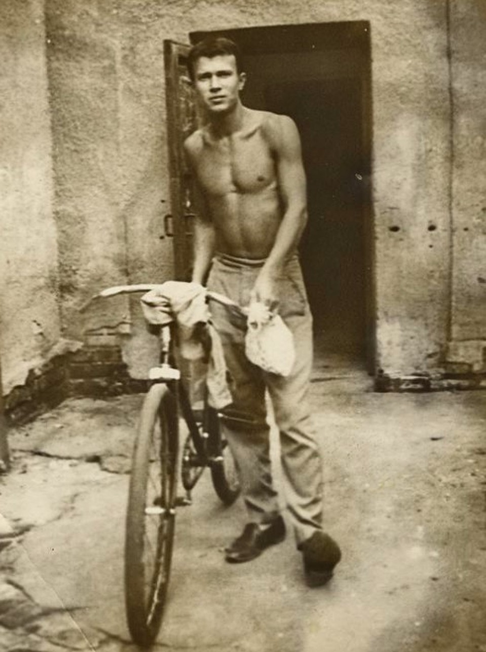 Харьков, 1963 г. Лимонов отправляется на третью смену в цех точного литья завода "Серп и молот".