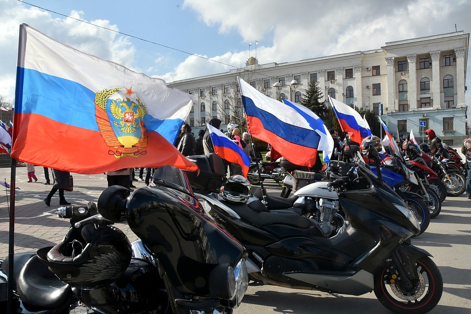 К колонне могли присоединиться все желающие. Главный атрибут - российский триколор Фото: Виталий ПАРУБОВ