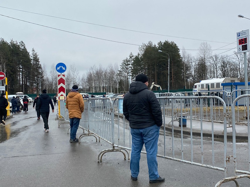 На входе в комплекс вас атакуют брутальные мужчины, продающие фальшивые симки, а на выходе – чернявые таксисты с предложением довести до метро за 600 рублей с души. Фото: Галина САПОЖНИКОВА