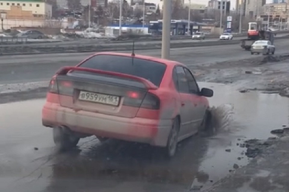 Колеса автомобилей резко уходили под воду. Фото: стоп-кадр