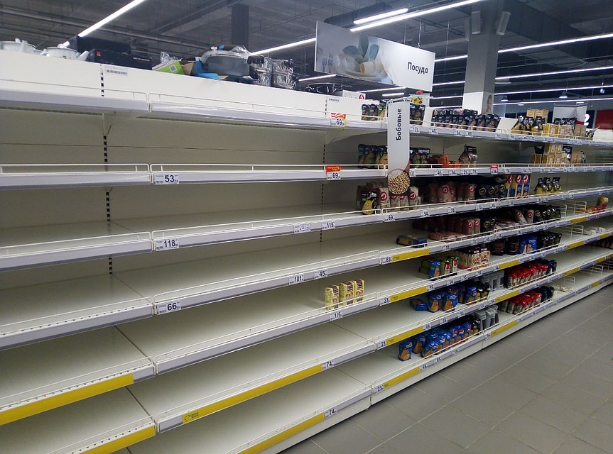 Пустые полки в магазине на ул. Чичерина. Фото: Василий ВОРОНИН