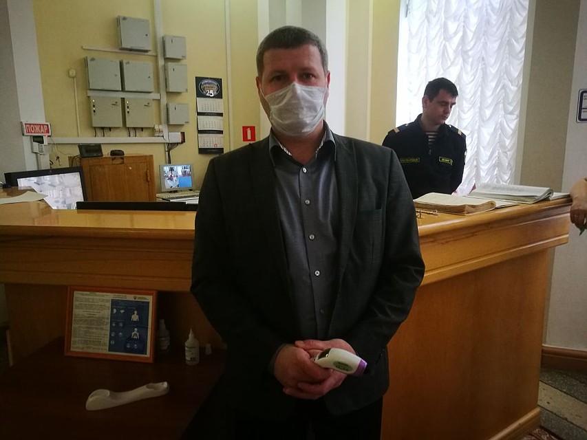 На входе в администрацию области всем измеряют температуру и обеззараживают руки. Фото: Инна ШЕРЕМЕТЬЕВА