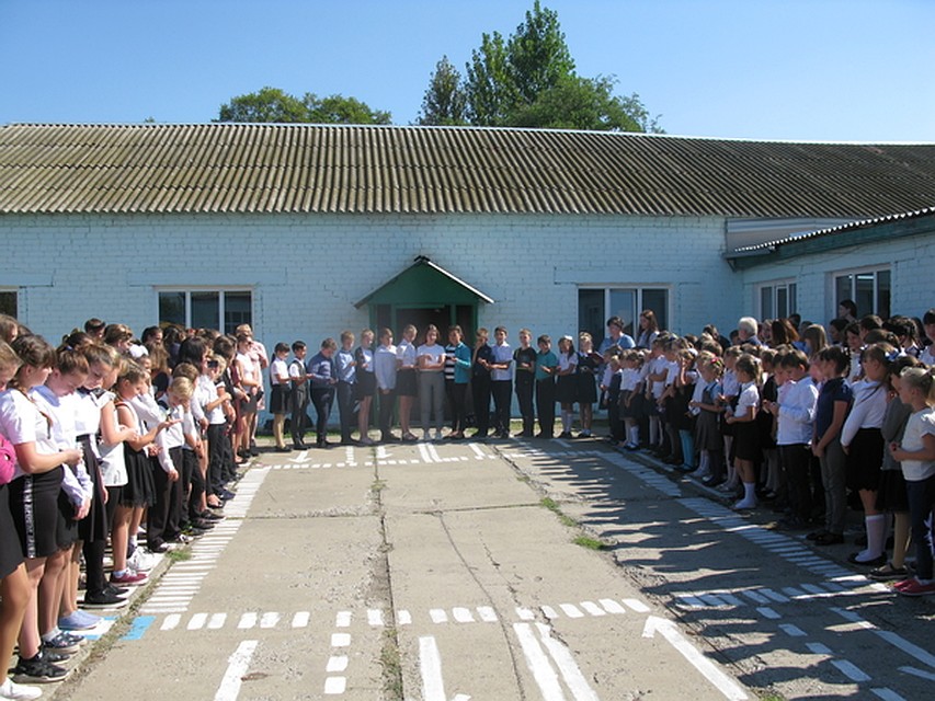 Педагог работает в школе в хуторе Бурковский.