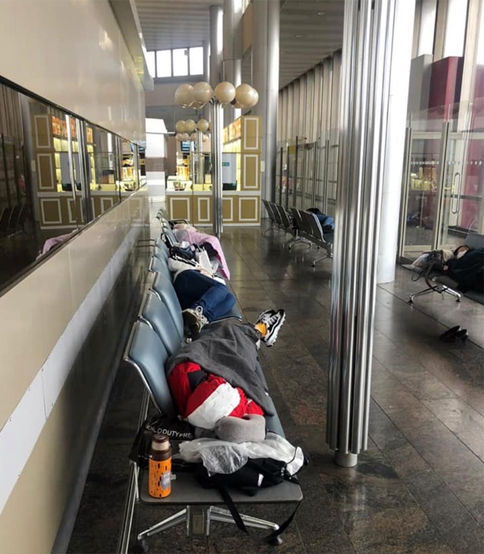 Десятки иностранцев застряли в нейтральной зоне "Шереметьево" Фото: Дина КАРПИЦКАЯ