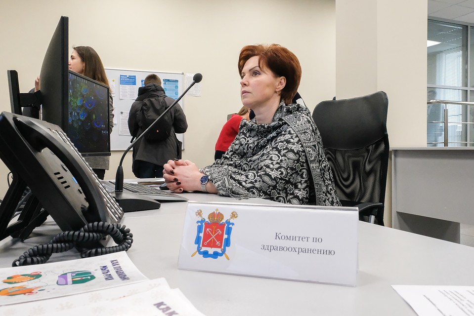 В центре работает восемь специалистов – по одному представителю от ведомства. Фото: Артем КИЛЬКИН