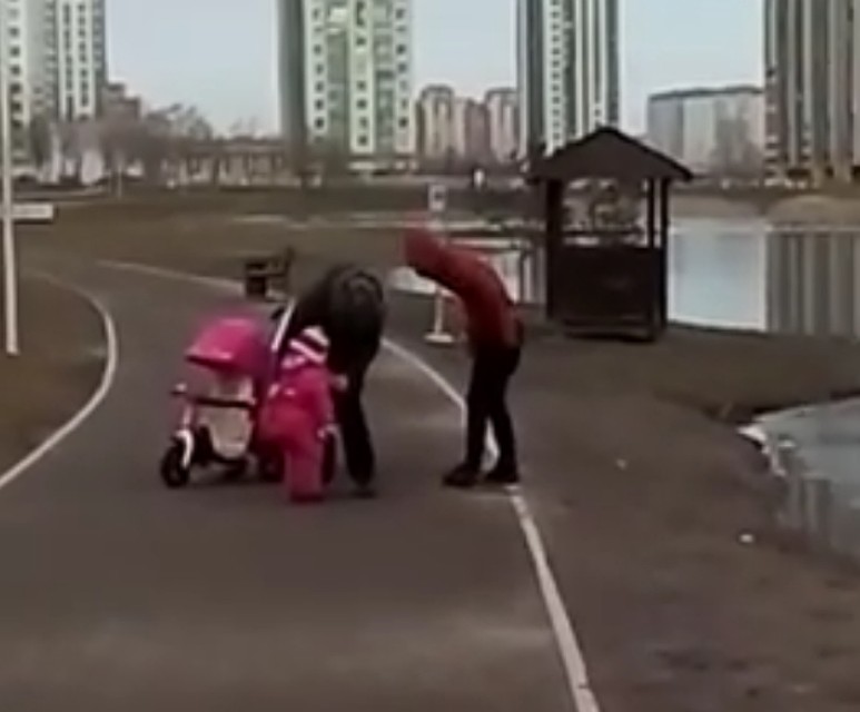 Герой вернул коляску маленькой хозяйке, но извалялся в грязи. Фото: youtube.com / Владислав Беляков