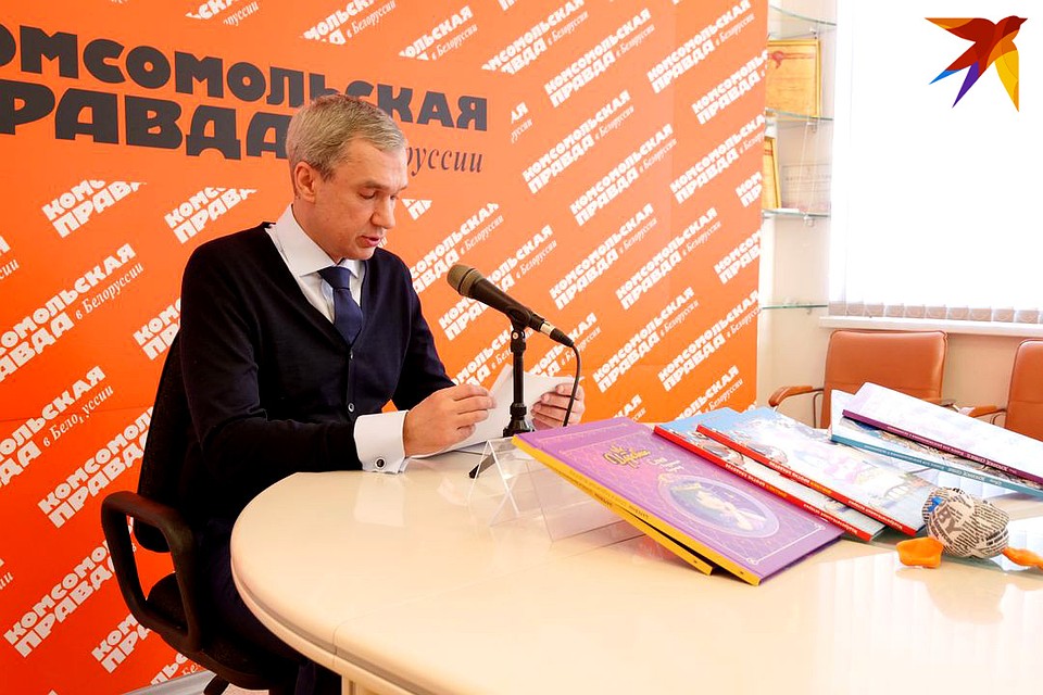 Павел Латушко рассказал, что сам сочинил сказку для своей дочки Яны. Фото: Микита НЕДАВЕРКОВ