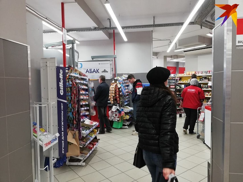 Ажиотаж в продуктовых магазинах не спадает Фото: Ольга СУПОНЕВА