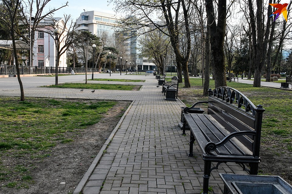 Фотокорреспондент «КП» прошел по пустым улицам города. Фото: Кирилл ВЕРШИНИН
