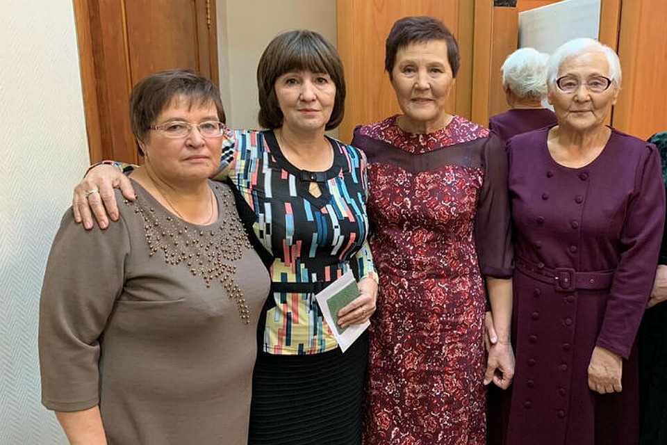 Воссоединилась большая семья: слева кровные сестры Нина и Майя, справа сестры, с которыми Нина выросла. Фото: личный архив.