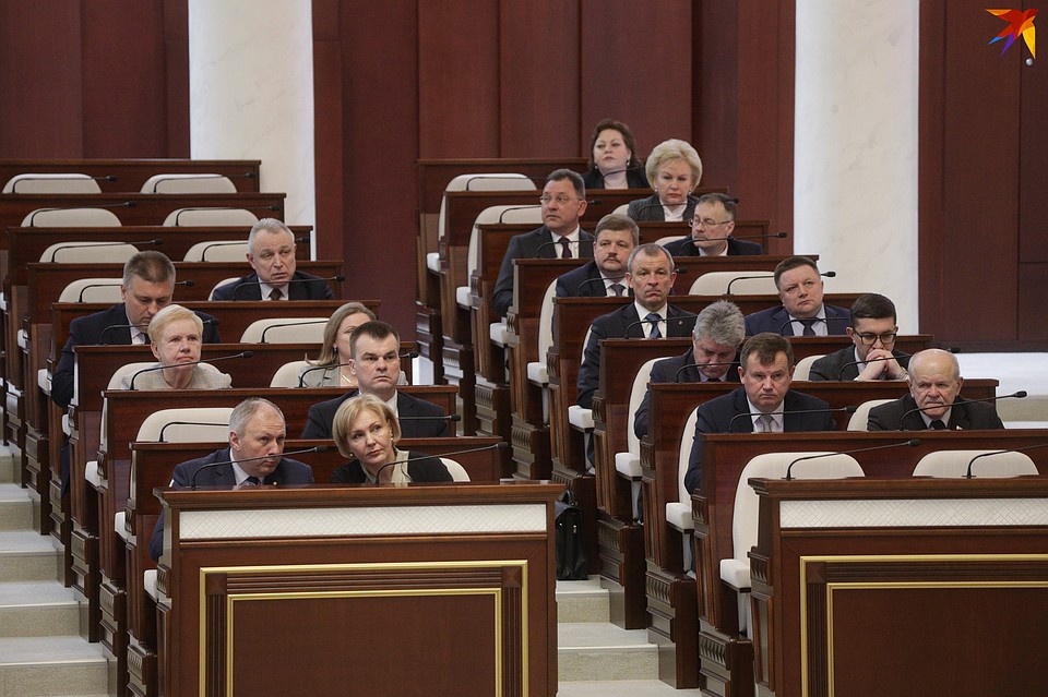 Депутаты пришли на открытие сессии без масок. Фото: Павел МАРТИНЧИК