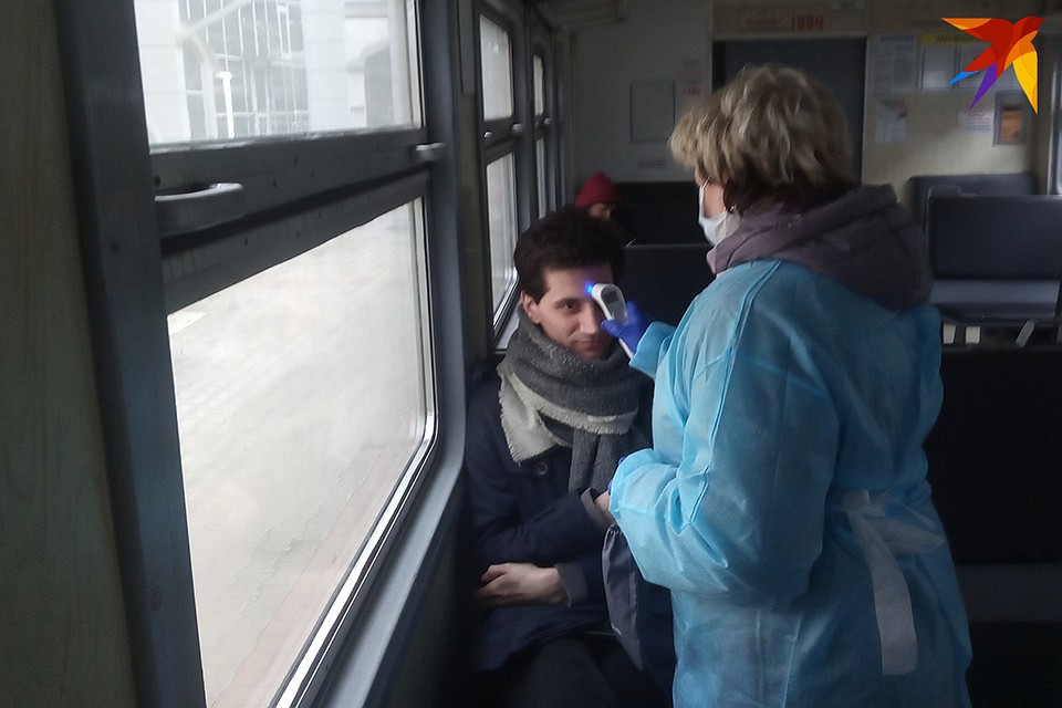 Термометрия - дело добровольное. Без спроса "пистолет" ко лбу пассажира не приставят. Фото: Наталья ПАРТОЛИНА