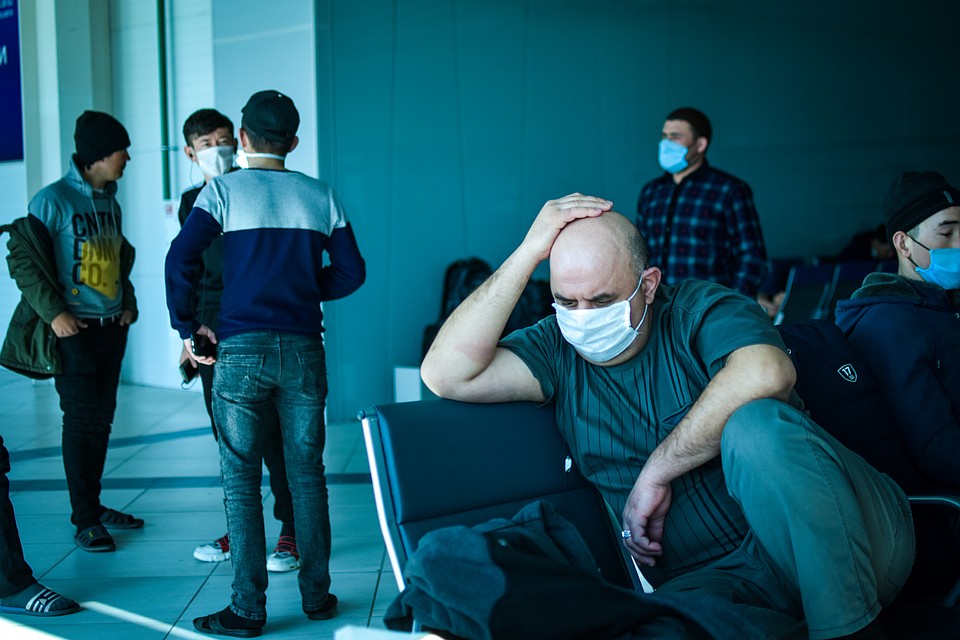Многие из иностранцев живут в аэропорту уже вторую неделю. Фото: Алена МАРТЫНОВА