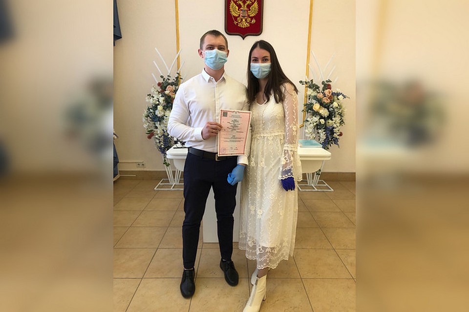 На регистрации Елена и Павел были в масках и перчатках. Фото: семейный архив.