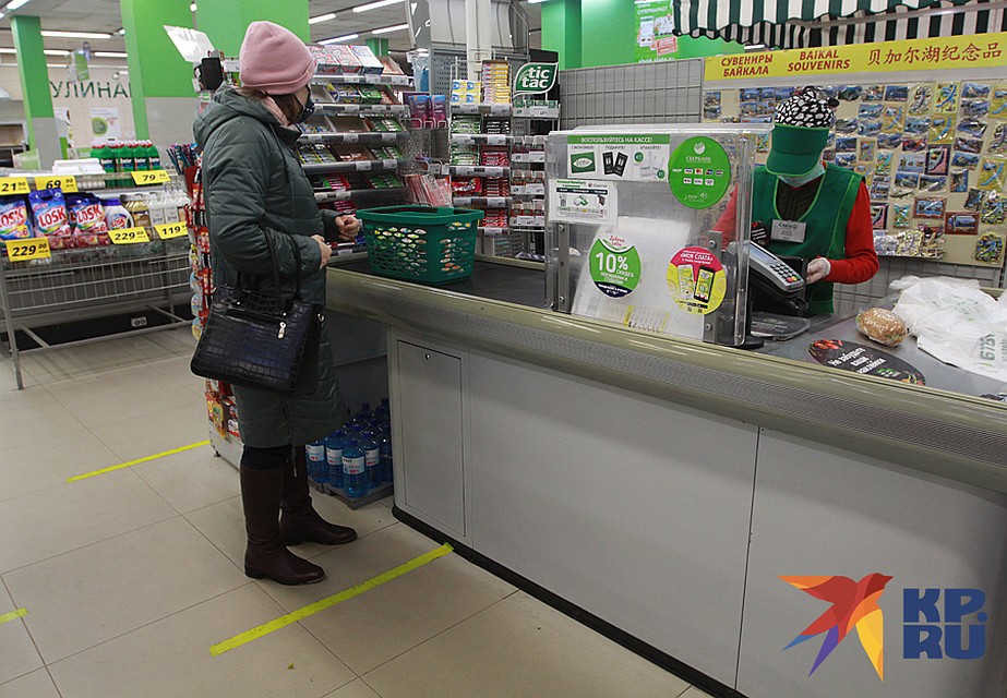 У касс магазинов нанесли разметку. От линии до линии полтора метра Фото: Юлия ПЫХАЛОВА