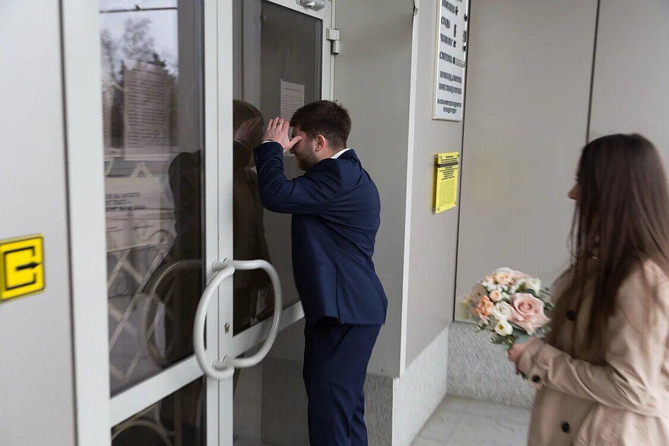 В ЗАГС впустили только молодоженов. Фото: Глеб Савин
