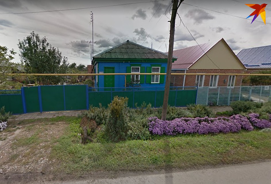 В доме женщина живет с больной матрью.