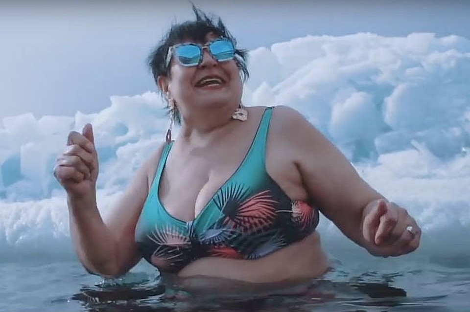 Галина во время съемок прошлогоднего клипа залезла в ледяную прорубь в 30-градусный мороз. Фото: скриншот с видео