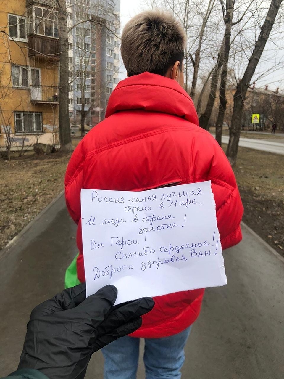 Яна и Константин ходят к пенсионерам, чтобы купить им продукты. Фото: предоставлено героем публикации.