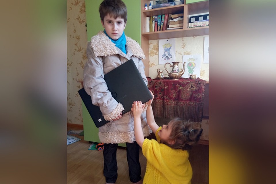 Битва за ноутбук на дистанционке. Фото: Виктории Грековой