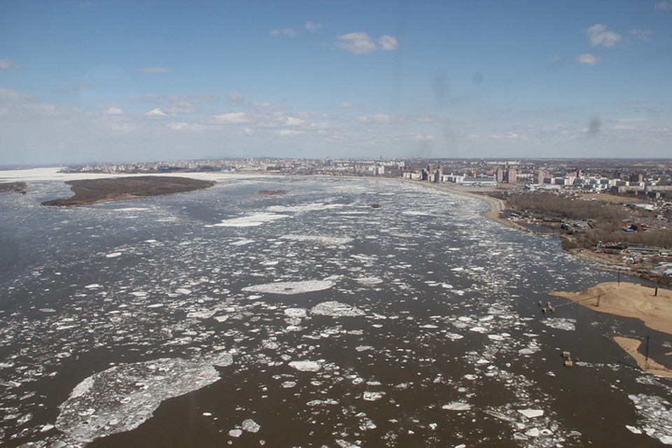 Авиаторы МЧС залили водой остров Большой Уссурийский: хабаровские спасатели готовятся к тушению пожаров при помощи вертолетов Фото: ГУ МЧС России по Хабаровскому краю