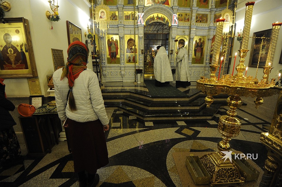 В храме Большоу Златоуст также собрались десятки прихожан. Кто-то даже пришел с детьми Фото: Алексей БУЛАТОВ