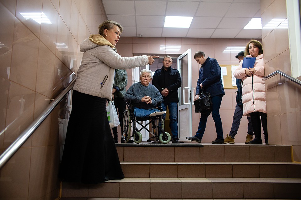 На этой лестнице в 10 ступенек и боится разбиться Зинуров. Кстати, места для пандуса здесь предостаточно. Фото: Валерий ЗВОНАРЕВ