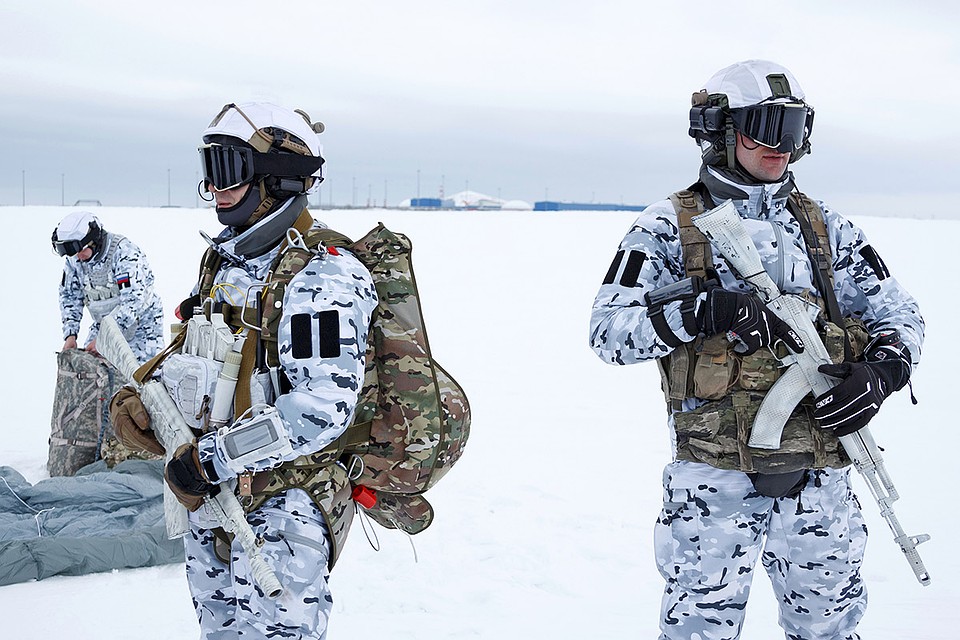 Военнослужащие Воздушно-десантных войск РФ во время учений после прыжка с парашютом с высоты 10 тыс.м в Арктике, апрель 2020 г. Фото: Алексей Ерешко/пресс-служба Минобороны РФ/ТАСС