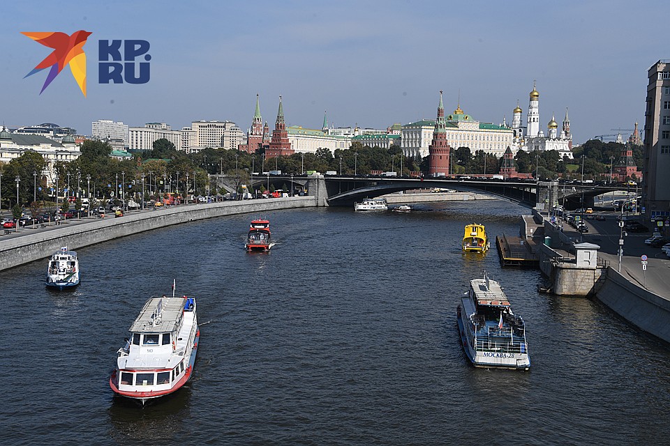 Прогулочные суда традиционно открывали сезон раньше круизников Фото: Михаил ФРОЛОВ