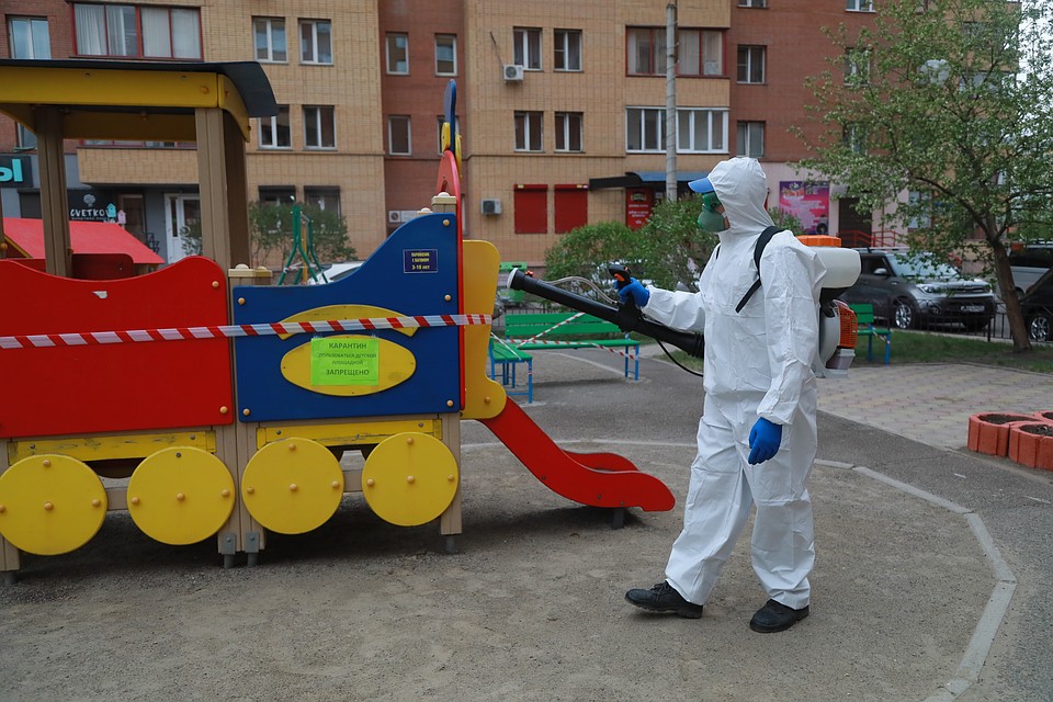 На улице обрабатываются урны, скамейки и детские игровые площадки, которые ограждаются сигнальными лентами. Фото: Мария ЛЕНЦ