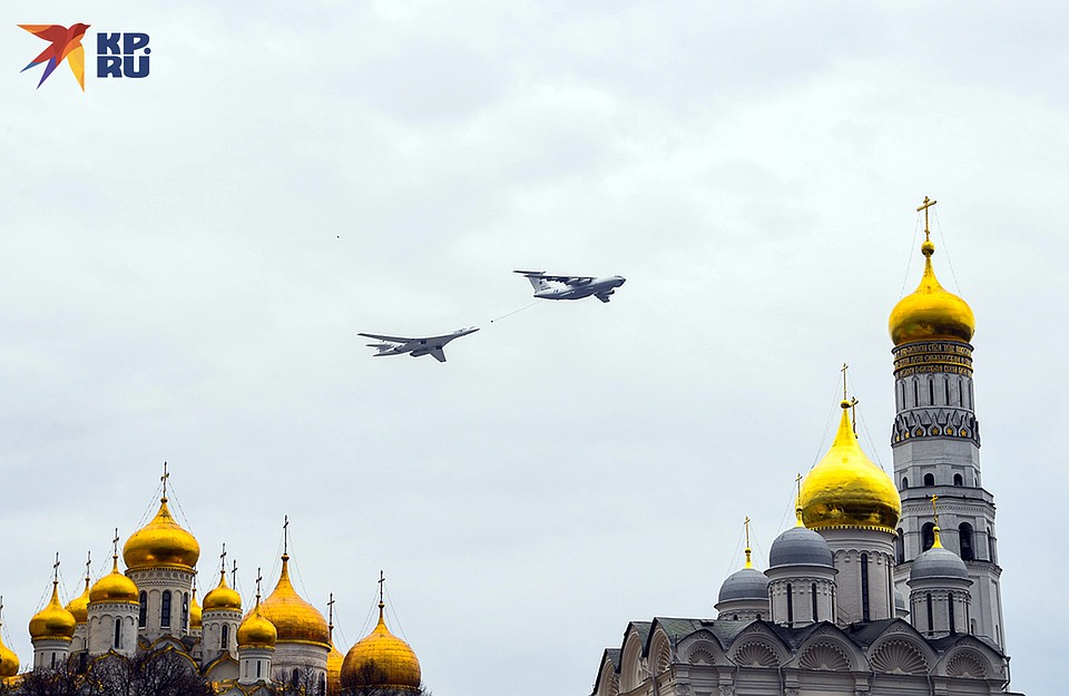 Заправка топливом в небе Фото: Михаил ФРОЛОВ
