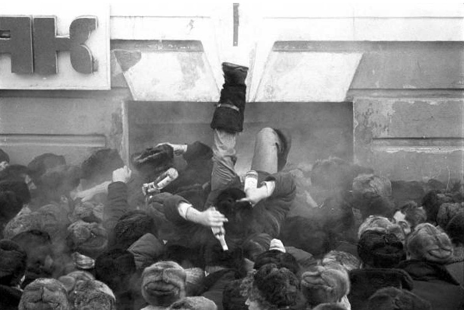 На фото бывшего фотокора «КП» Юрия Феклистова - во время антиалкогольной кампании Горбачева. Иркутск, очередь за водкой в -40 градусов.