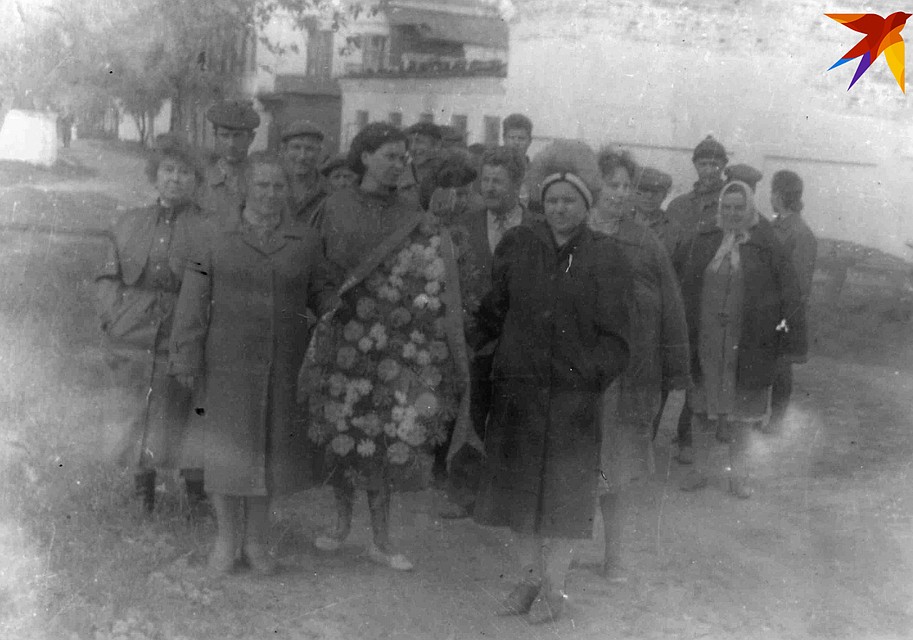 Возложение цветов к обелиску. 1980-е годы.