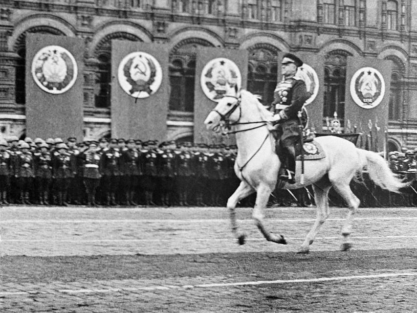 Георгий Константинович Жуков во время Парада Победы на Красной площади после окончания Великой Отечественной войны. Фото: Евгений Халдей/ТАСС