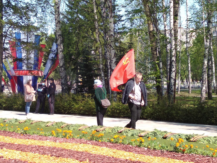 Лагерный сад остается местом притяжения, несмотря на отмену парада Фото: Елена Реутова