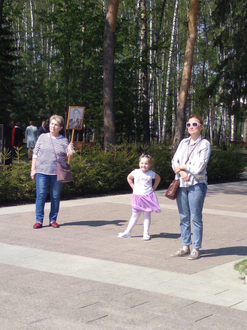 Некоторые томичи приходят в Лагерный сад с портретами своих ветеранов Фото: Елена Реутова