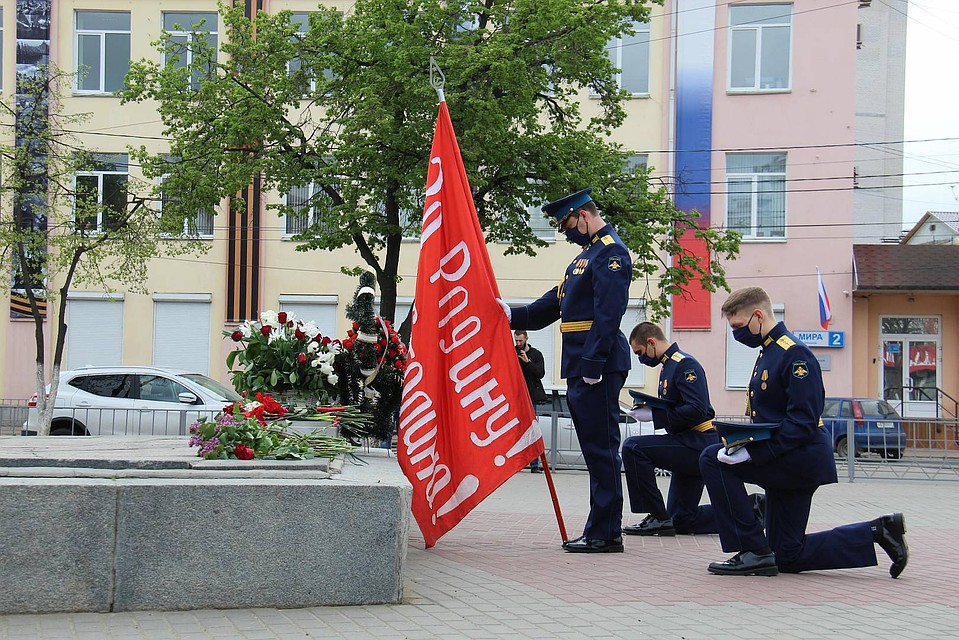 В Орле торжественно водрузили дубликат знамени Победы. Фото: пресс-служба администрации города