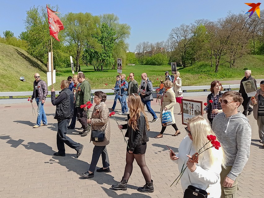 В крепость идут участники акции «Бессмертный полк» с портретами воевавших родственников. Фото: Оксана БРОВАЧ